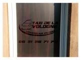 images/signaletique/dcoupe_sur_adhsif_en_verre_depoli_taxi_de_la_vologne_signaletique.jpg